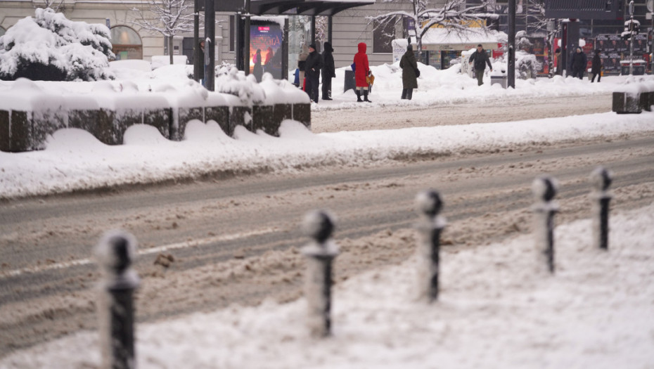 Vlažni kolovozi i sneg na većini puteva: Moguća pojave magle, savetuje se oprez u vožnji