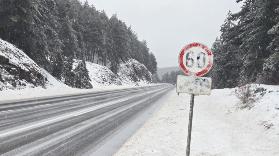 Vozači oprez: Svi državni putevi prohodni, ali snega i poledice još ima