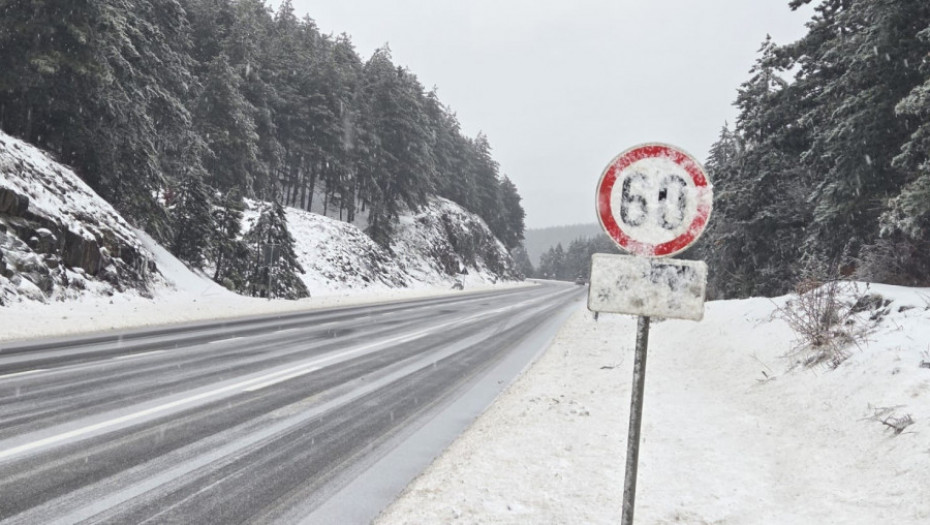 Vozači oprez: Svi državni putevi prohodni, ali snega i poledice još ima