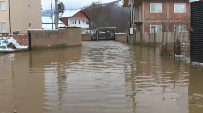 Ibar se izlio u severnom delu Kosovske Mitrovice, evakuisano desetak osoba (VIDEO)