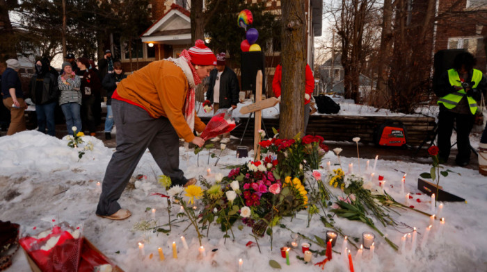 Stotine ljudi okupljeno na bdenju u znak sećanja na ubijenu Rene Gud