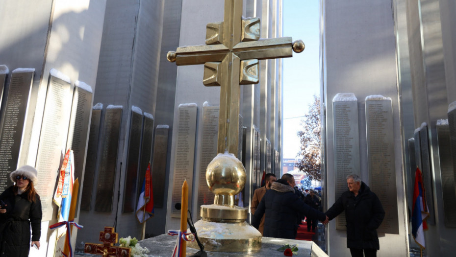 Delegacije Republike Srpske i Srbije položile vence na novi spomenik palim borcima u Banjaluci