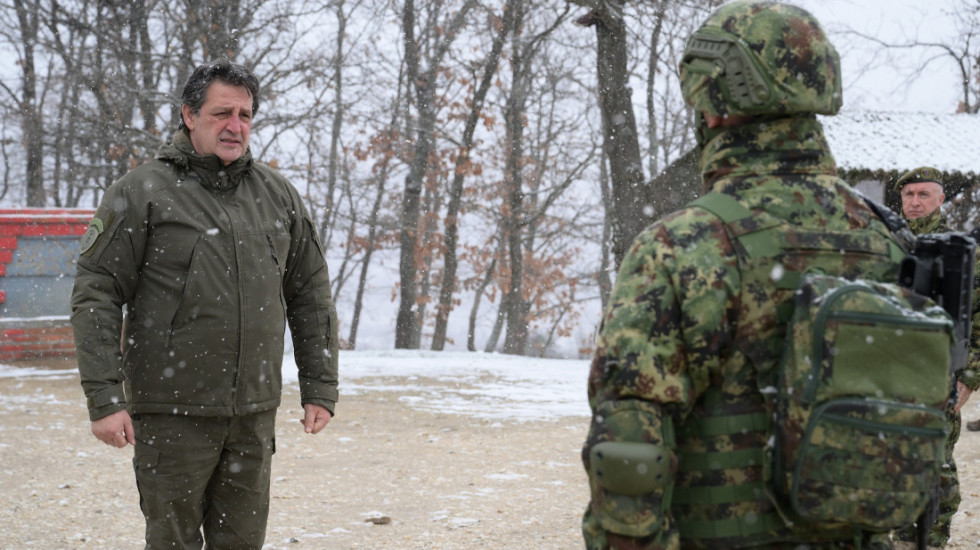 Gašić obišao pripadnike Vojske Srbije u Kopnenoj zoni bezbednosti
