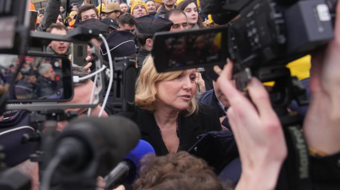 Poljoprivrednici blokirali Trijumfalnu kapiju i Ajfelov toranj: Uzvikivali da predsednica skupštine podnese ostavku