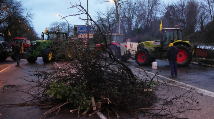Francuski poljoprivrednici posle mesec dana prekinuli blokadu autoputa A64