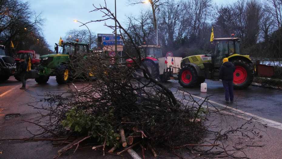 Francuski poljoprivrednici posle mesec dana prekinuli blokadu autoputa A64
