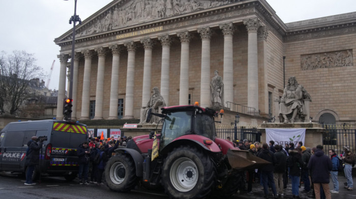 Francuski poljoprivrednici prekinuli blokadu autoputa: Protesti zbog Merkosura se šire Evropom