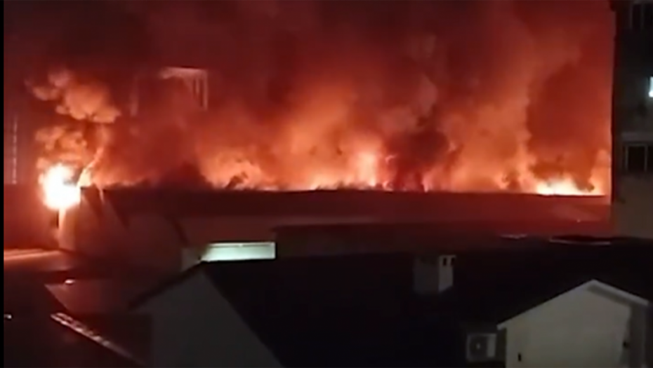 Požar u tržnom centru u Tirani stavljen pod kontrolu posle četiri sata (VIDEO)