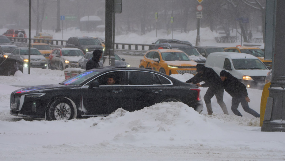 Obilne snežne padavine u Moskvi, približavaju se rekordnim vrednostima: Nestanci struje u više regiona