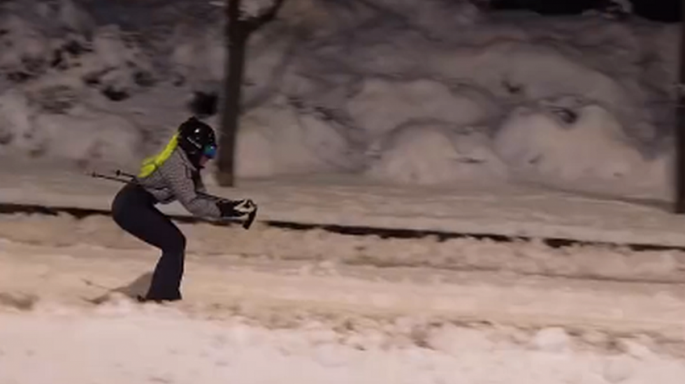 Prava istina o viralnom snimku o kojem svi pričaju: Da li ova devojka stvarno skija po ulicama Beograda?