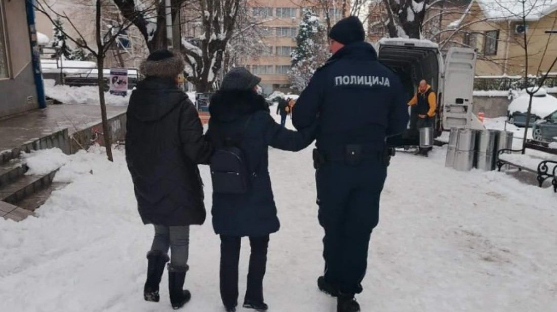 Sneg pravi probleme širom Srbije: Policija i vatrogasci pomažu građanima