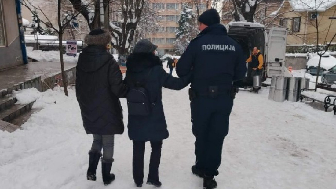 Sneg pravi probleme širom Srbije: Policija i vatrogasci pomažu građanima