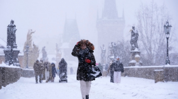 Nevreme širom Evrope izazvalo haos u saobraćaju: Otkazani letovi, vozovi i trajekti, kamioni u zastoju