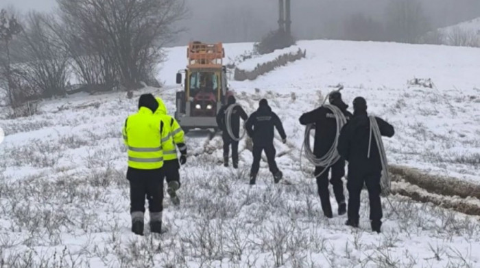 Sve vreme na terenu: Policija i vatrogasci brinu o građanima u teškim zimskim uslovima (FOTO)