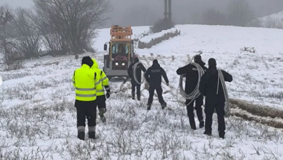 Sve vreme na terenu: Policija i vatrogasci brinu o građanima u teškim zimskim uslovima (FOTO)