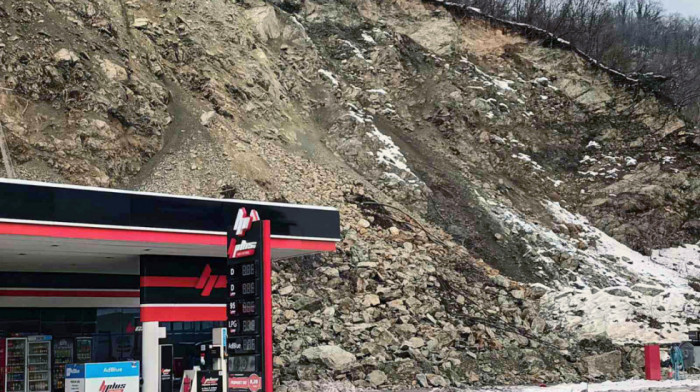 Velika količina kamenja obrušila se na benzinsku pumpu u Zvorniku