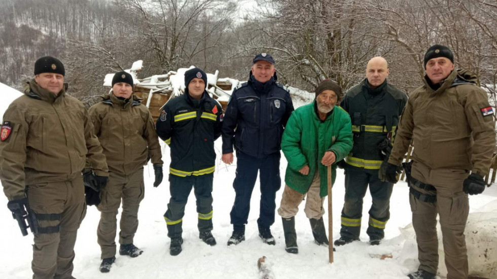 Žandarmerija, PU Bor i OVS Bor spasili 82-godišnjaka: Danima bio bez hrane i ogreva kod Majdanpeka