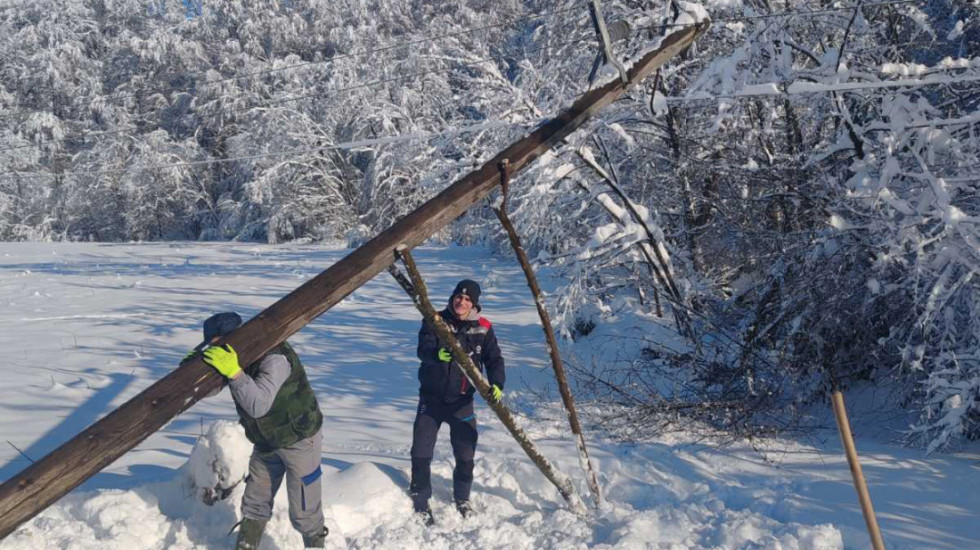 Vanredna situacija i dalje na snazi u 11 opština, bez struje oko 9.000 domaćinstava