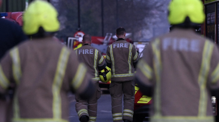 Veliki požar u Londonu: U centru za reciklažu izgorelo 15 tona otpada, poremećen železnički saobraćaj