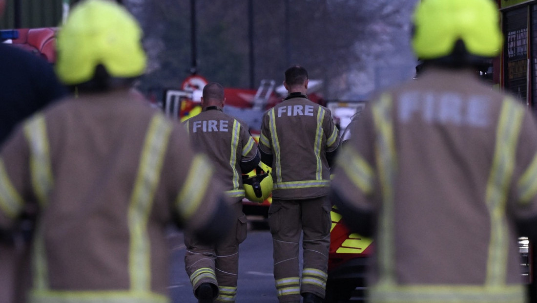 Veliki požar u Londonu: U centru za reciklažu izgorelo 15 tona otpada, poremećen železnički saobraćaj