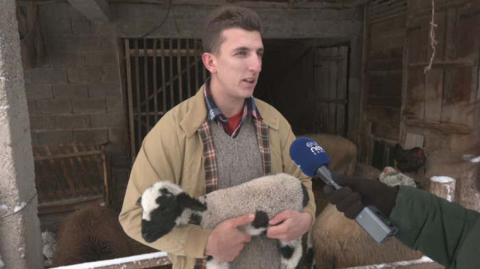 Izabrao dedovinu umesto Pariza: Anđelo mogao da živi sa majkom u Francuskoj, ali se opredelio za rodno selo