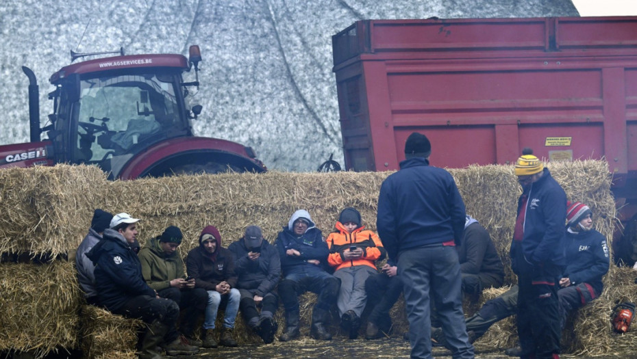 Belgijski poljoprivrednici sa 50 traktora blokirali ulaz na aerodrom Ostende