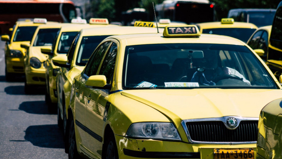 Grčki taksisti u nacionalnom štrajku od 48 sati zbog obavezne elektrifikacije