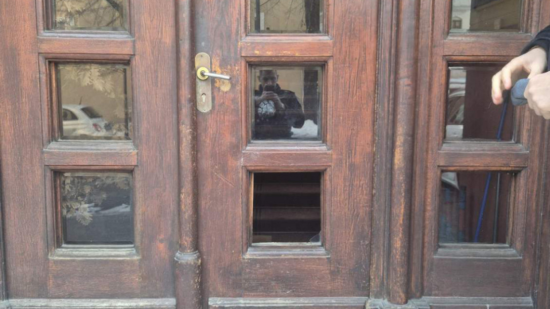 Polomljena stakla na vratima Patrijaršije SPC: Podneta krivična prijava protiv osumnjičene