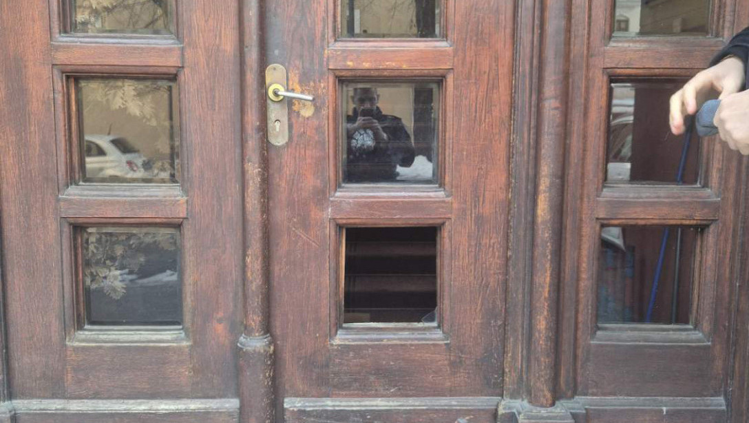 Polomljena stakla na vratima Patrijaršije SPC: Podneta krivična prijava protiv osumnjičene