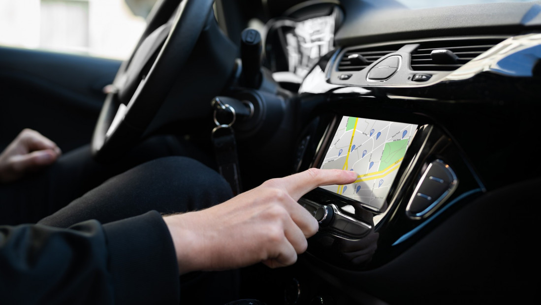 Navigacija ga odvela na pogrešan put: Holanđanin završio automobilom zaglavljen na stepenicama u Belgiji