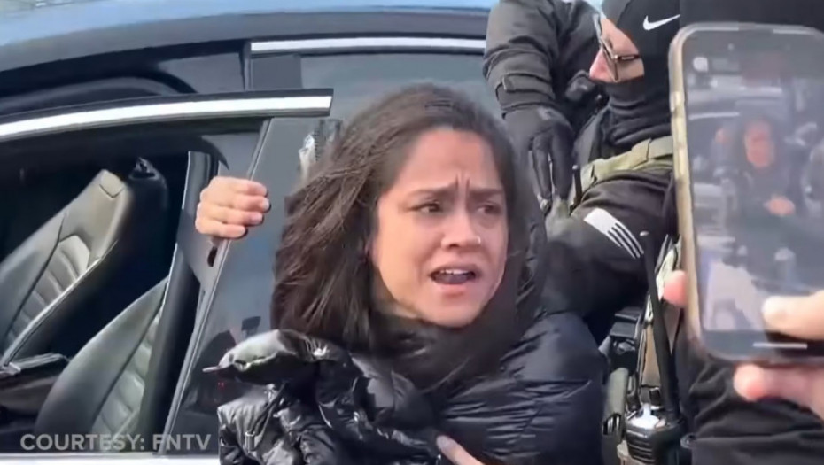 Žena blokirala put agentima ICE u Minesoti: Razbili joj prozor, izvukli je iz vozila dok se držala za vrata (VIDEO)