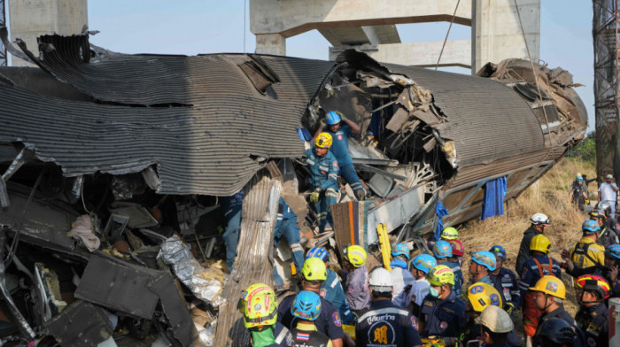 Broj poginulih u nesreći na Tajlandu porastao na 29 kada se kran srušio na voz (FOTO)