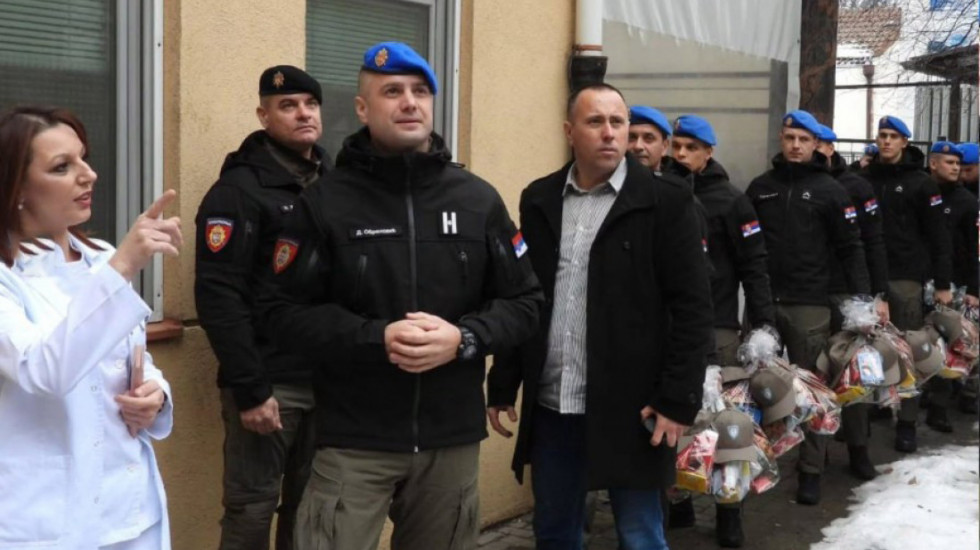 Odred žandarmerije u Novom Sadu obradovao najmlađe paketićima u Dečijoj bolnici