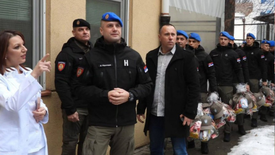 Odred žandarmerije u Novom Sadu obradovao najmlađe paketićima u Dečijoj bolnici