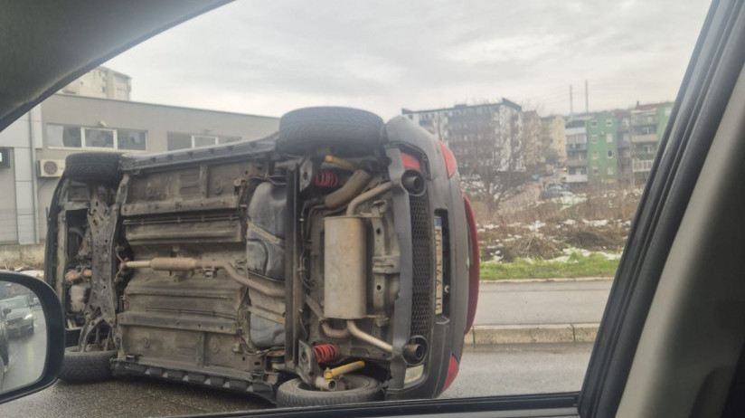 Saobraćajna nezgoda u Mirijevskom bulevaru: Jedno vozilo prevrnuto, saobraćaj usporen