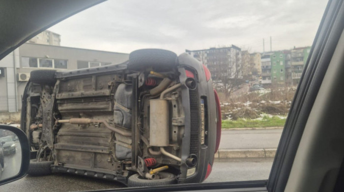 Saobraćajna nezgoda u Mirijevskom bulevaru: Jedno vozilo prevrnuto, saobraćaj usporen