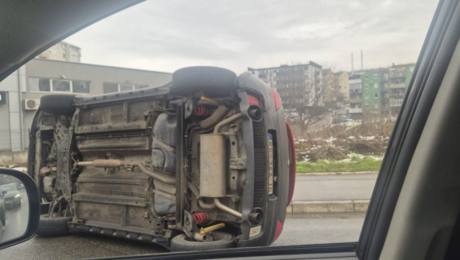 Saobraćajna nezgoda u Mirijevskom bulevaru: Jedno vozilo prevrnuto, saobraćaj usporen