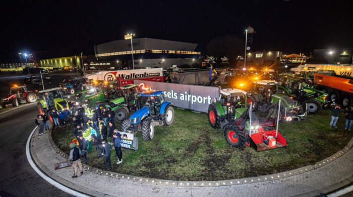 Poljoprivrednici traktorima blokirali prilaz aerodromu u Belgiji: Putnički prevoz nije pogođen