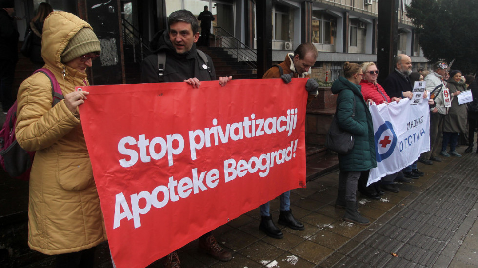 Protest zaposlenih u "Apotekama Beograd": Posle skupa razgovarali sa ministrom Lončarom