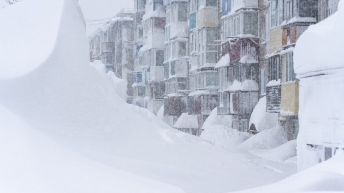 Snežni nanosi visine i preko tri metra: Kamčatka paralisana - škole zatvorene, preti opasnost od lavina (FOTO)