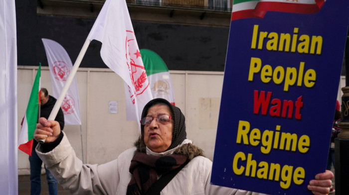 Demonstranti marširaju kroz London u znak protesta protiv iranskog režima