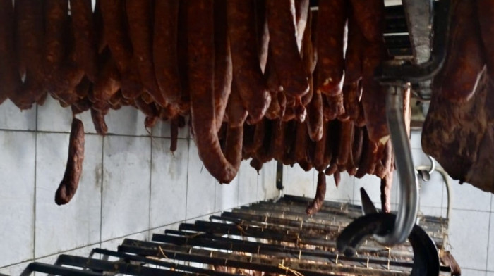 U Somboru uhapšena osoba osumnjičena da je proizvodila i prodavala škodiljive proizvode od mesa