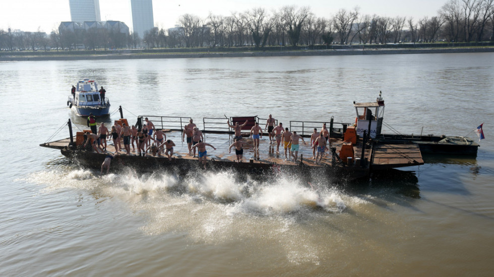 Održano plivanje za Časni krst ispod Beogradske tvrđave, učesnici ga zajedno izneli