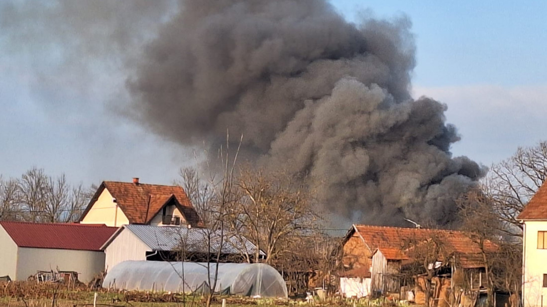 Požar u naselju Kukići kod Čačka: Više vatrogasnih vozila na terenu, vatra se širi velikom brzinom (VIDEO)