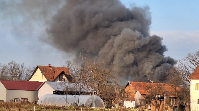 Požar u naselju Kukići kod Čačka: Više vatrogasnih vozila na terenu, vatra se širi velikom brzinom (VIDEO)