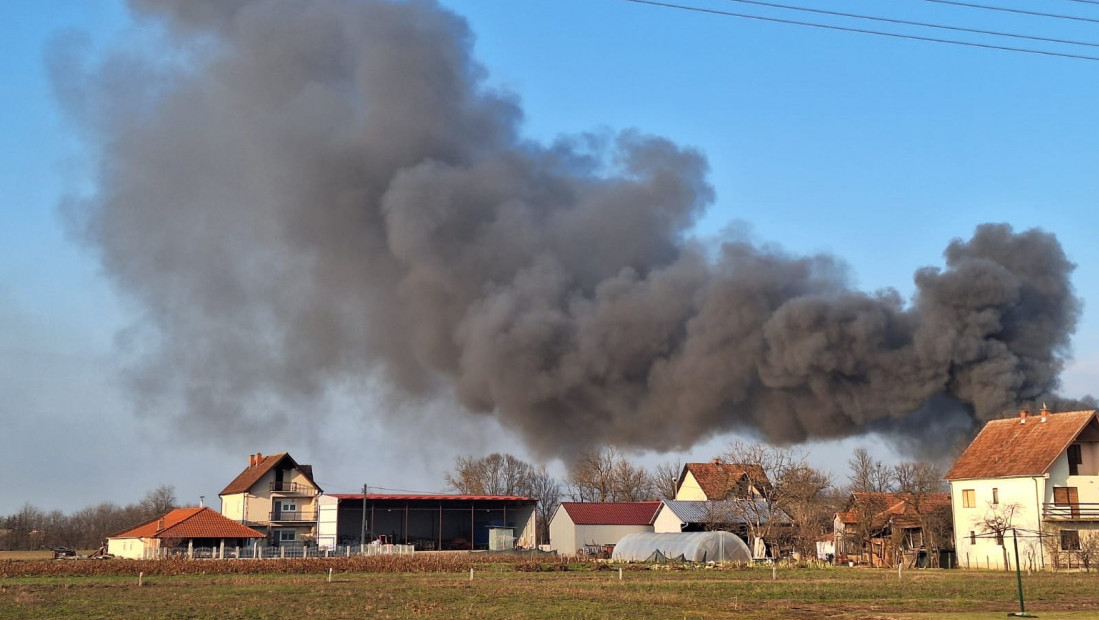 Požar kod Šapca: Vatrena stihija u selu Tabanović "gutala" objekte, na terenu 16 vatrogasaca