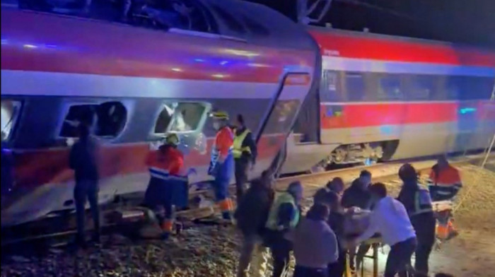 Železnička nesreća u Španiji: Više od 20 mrtvih u sudaru i iskakanju dva brza voza iz šina (VIDEO)