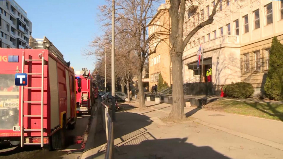 Sektor za vanredne situacije MUP-a uspešno lokalizovao požar u Specijalnom sudu: Goreo krov, nema povređenih (VIDEO)