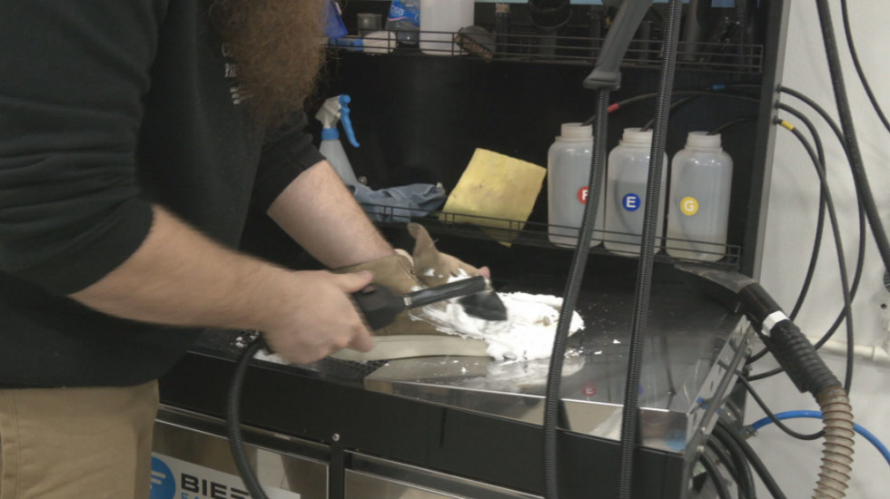 Zimska so, sneg i led uništavaju obuću, ali specijalno pranje može da je vrati u prvobitno stanje