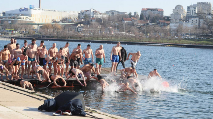 Vera, hrabrost i tradicija na plivanju za Časni krst na Bogojavljenje: Euronews u Čačku, Beogradu i Crnoj Gori